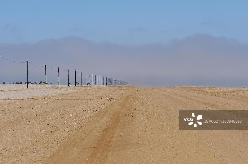 从乌伊斯到亨蒂斯贝的砂石路，雾气笼罩着纳米比亚非洲海岸图片素材