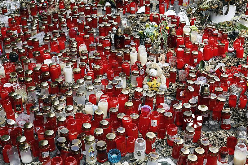 蜡烛和泰迪熊,纪念2010年德国北莱茵-威斯特法伦州杜伊斯堡Loveparade踩踏事件遇难者图片素材