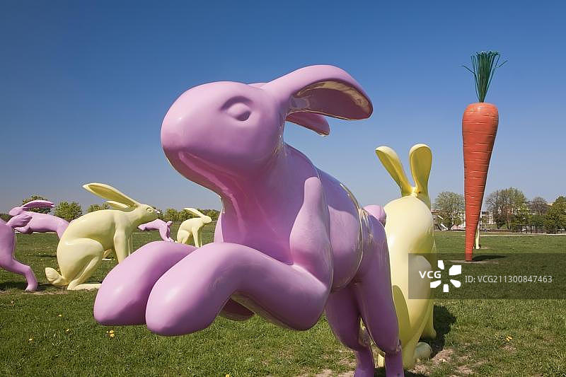 沙恩豪森公园的兔子雕塑和胡萝卜雕塑，德国图片素材