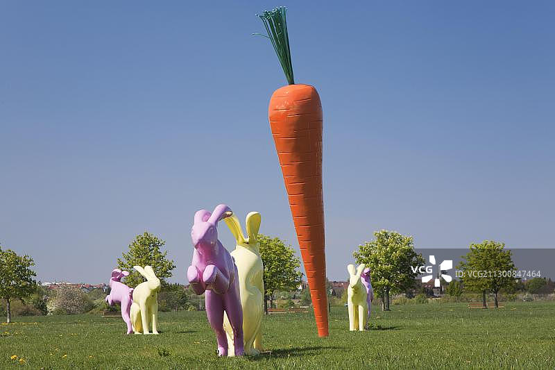 沙恩豪森公园的兔子雕塑和胡萝卜雕塑，德国图片素材