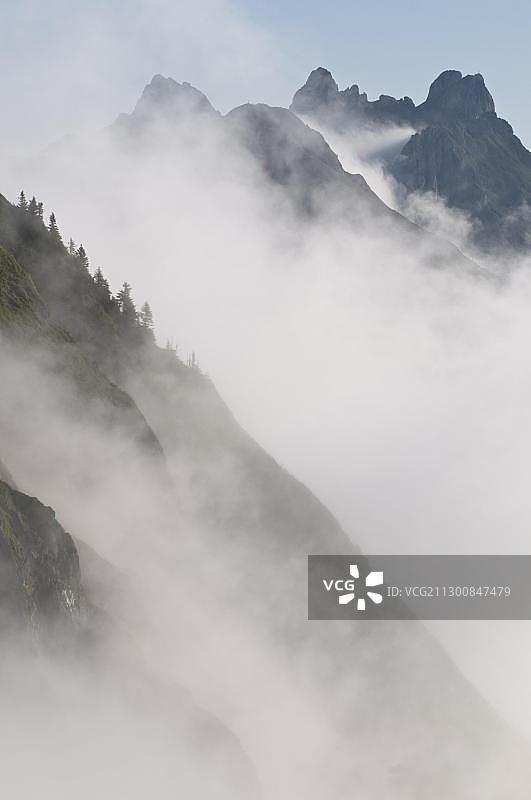 奥地利施蒂利亚州埃森纳茨Hochschwab的雾景图片素材