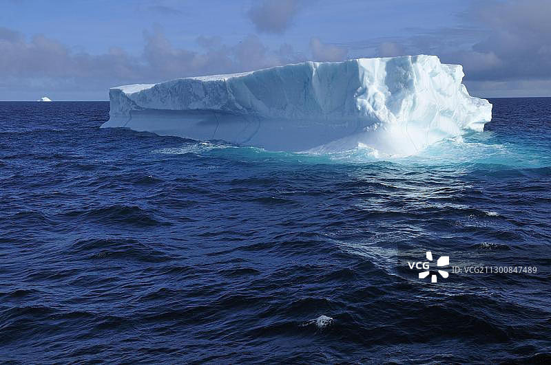 加拿大努纳武特地区巴芬岛附近的戴维斯海峡冰山，北美洲北极地区图片素材