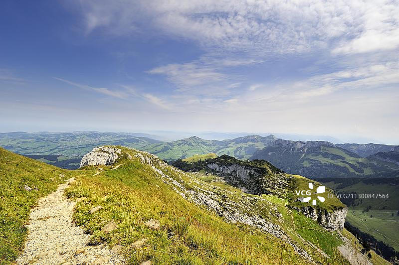 从谢夫勒到埃本阿尔卑的步道,右下方是阿尔卑·克鲁斯山,后面是富斯勒和埃本阿尔卑山,瑞士内阿彭策尔州,欧洲图片素材