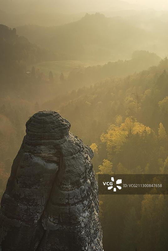 从巴斯泰看到的萨克森瑞士秋季晨雾景色，位于德国萨克森州的易北砂岩山脉图片素材