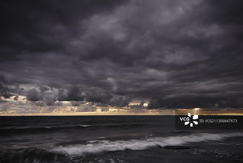 德国吕根岛波罗的海沿岸黄昏时的暴风雨氛围图片素材