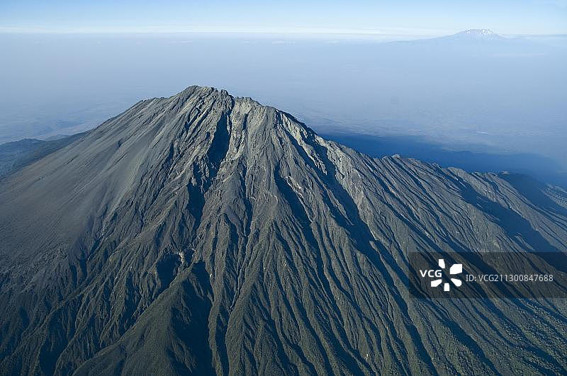 坦桑尼亚梅鲁火山航拍景观，背景是乞力马扎罗山图片素材