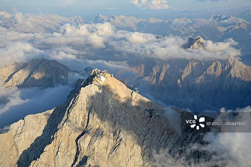 德国巴伐利亚阿尔卑斯山楚格峰及周边山峰鸟瞰图片素材