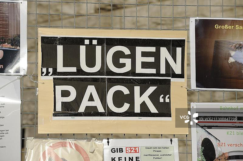斯图加特火车站围栏上的“谎言”标语（斯图加特21重建项目）图片素材
