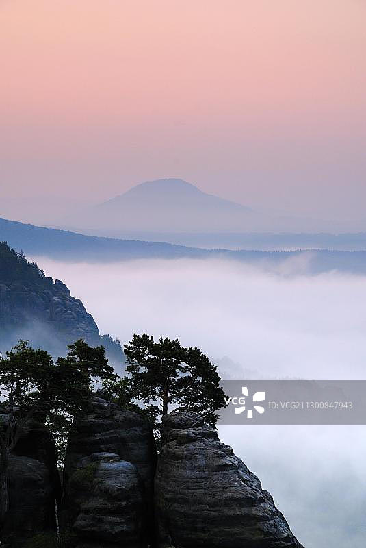 从画家之路眺望易北河谷的晨雾，德国萨克森瑞士图片素材