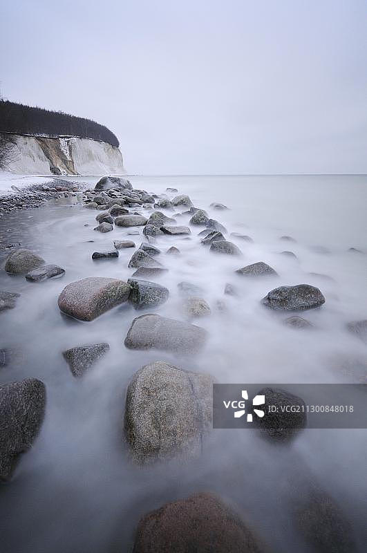 德国梅克伦堡-前波美拉尼亚州吕根岛亚斯蒙德国家公园波罗的海沿岸的冬季悬崖图片素材
