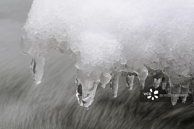 瀑布上的冰与冰柱图片素材