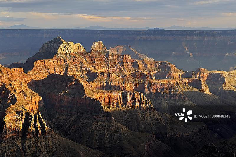 美国亚利桑那州大峡谷北缘的傍晚景色图片素材