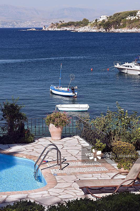 可俯瞰卡西奥皮的带泳池度假屋，位于希腊科孚岛东北部图片素材