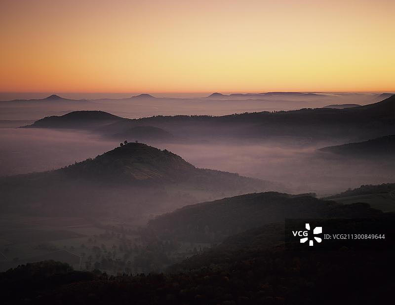 从布赖滕施泰因山眺望林堡城堡和三座皇帝山，靠近德国施瓦本阿尔布威尔海姆图片素材