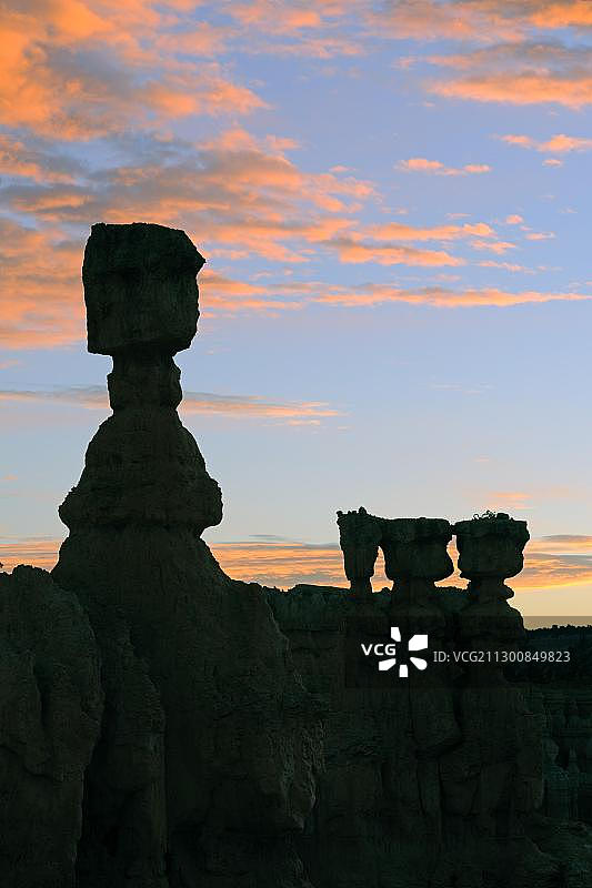 黎明时分的雷神之锤岩层，日出点，布莱斯峡谷国家公园，犹他州，美国，北美图片素材