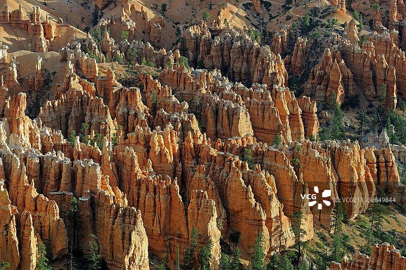 布莱斯峡谷日出时分的岩石地貌，美国犹他州图片素材