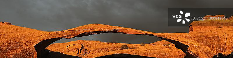 拱门国家公园景观拱门，日出与雷雨图片素材