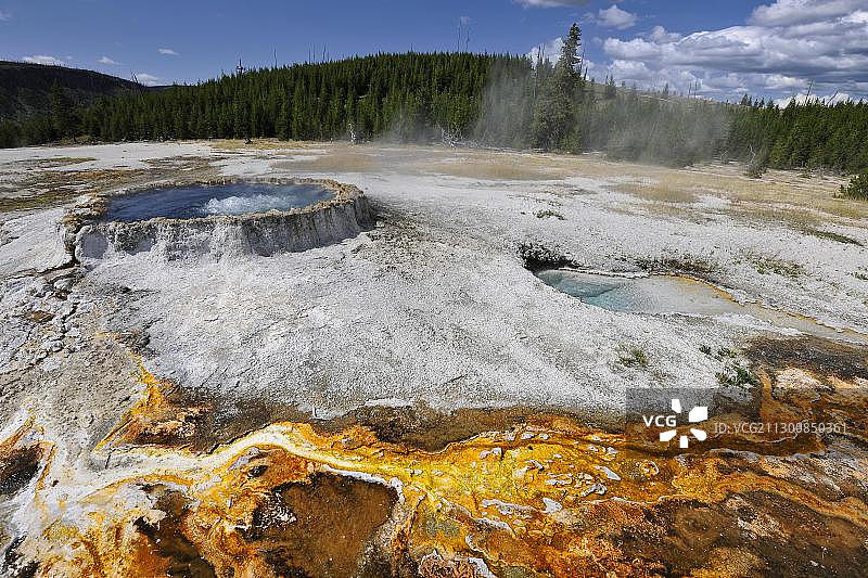 美国黄石国家公园黑沙盆地冲碗泉图片素材