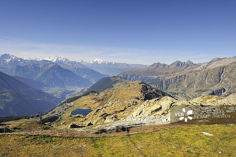 瑞士贝特默峰俯瞰贝特默阿尔卑斯湖图片素材