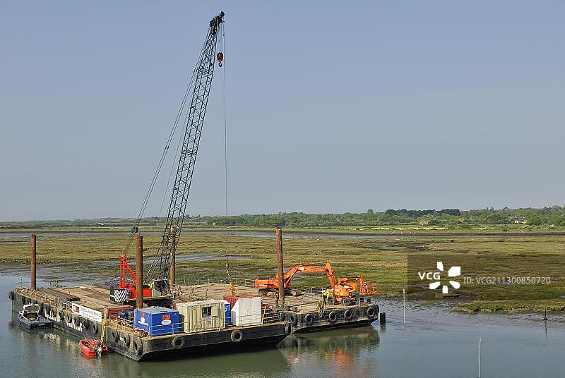 英国莱明顿港口建筑工地，配有起重机和挖掘机图片素材