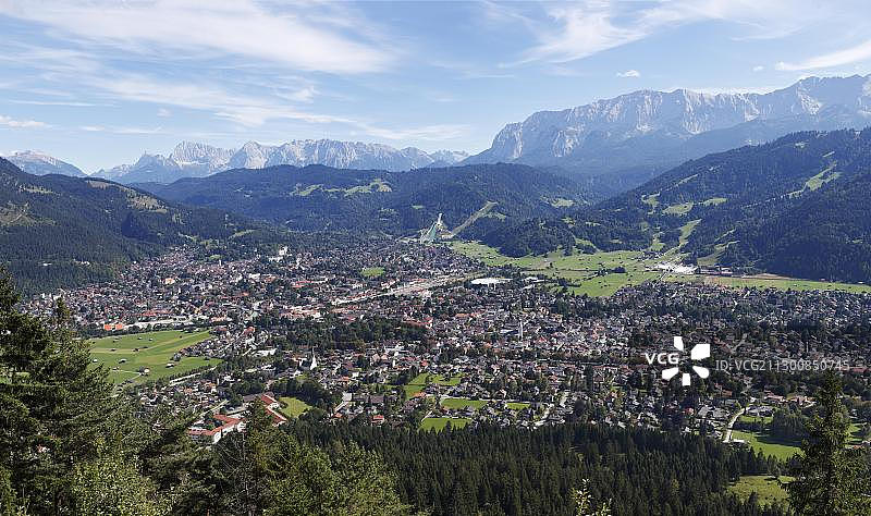 从马丁许特山旅馆看到的加米施-帕滕基兴景色，位于德国巴伐利亚州上巴伐利亚地区的韦尔登费尔泽兰图片素材