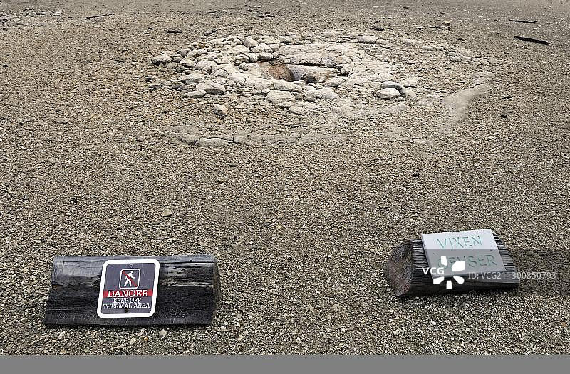 黄石国家公园诺里斯间歇泉盆地的雌狐间歇泉警示牌，美国图片素材