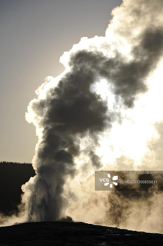 美国黄石国家公园老忠实间歇泉喷发图片素材