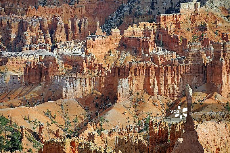 傍晚布莱斯峡谷国家公园的岩石地貌和石俑图片素材