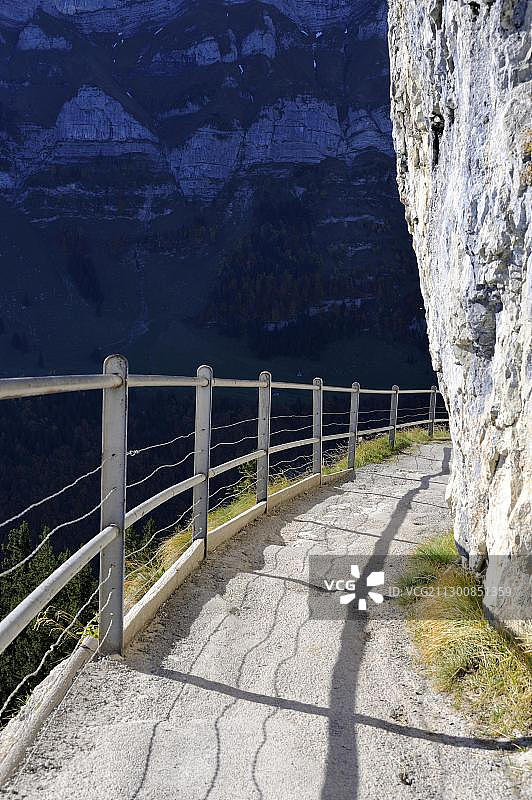 瑞士艾本阿尔卑悬崖边的安全小径，位于野人教堂洞穴和埃舍尔山餐厅之间图片素材