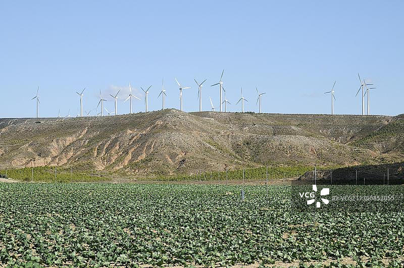 西班牙纳瓦拉图德拉的风力涡轮机、农业景观图片素材