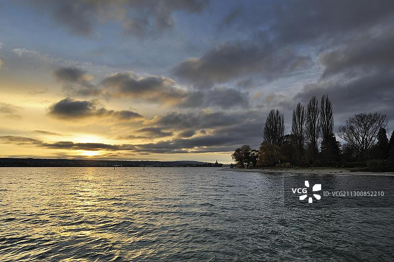 康斯坦茨湖岸边的傍晚氛围，德国巴登-符腾堡州图片素材