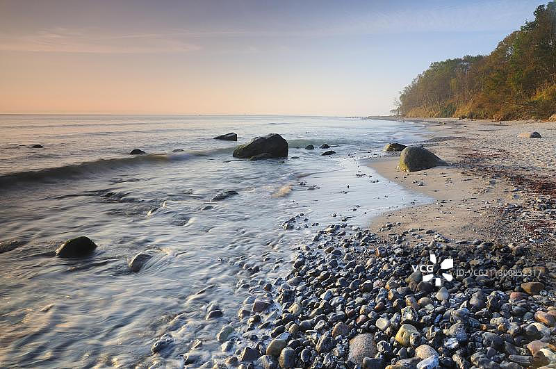 德国梅克伦堡-前波美拉尼亚州吕根岛波罗的海沿岸的清晨海滩图片素材