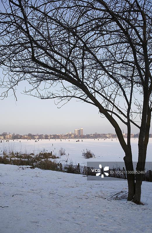 德国汉堡阿尔斯特湖畔的冰冻黄昏图片素材