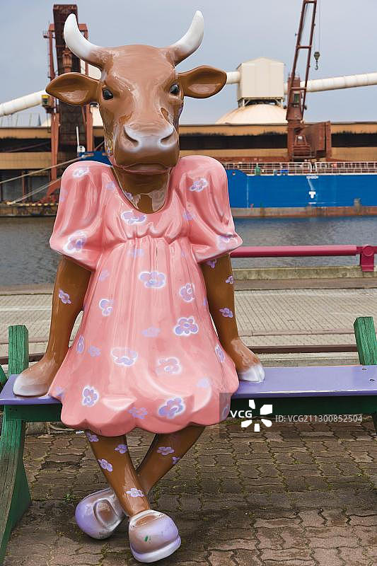 《摇摆的奶牛》雕塑，文茨皮尔斯，库尔泽梅，拉脱维亚图片素材