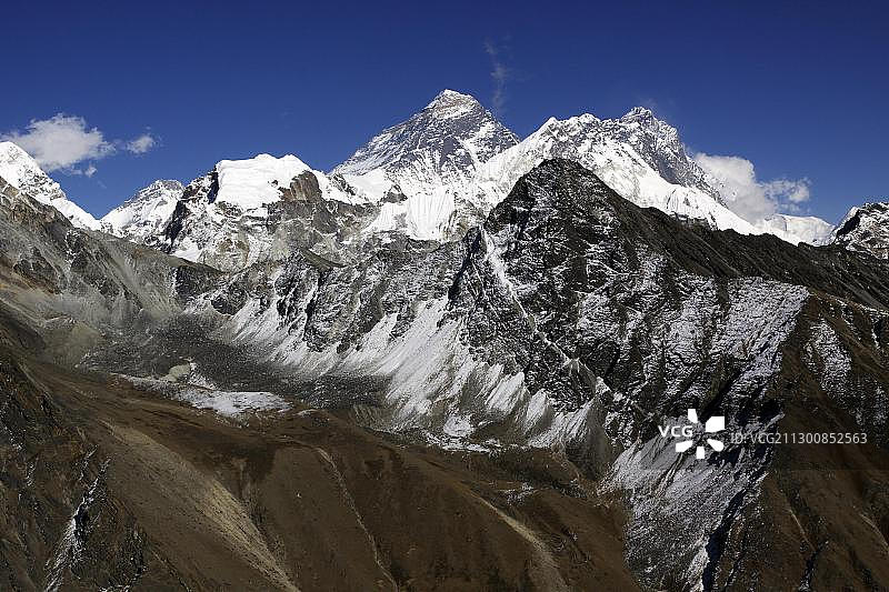 从尼泊尔萨加玛塔国家公园 Gokyo Ri 观赏珠穆朗玛峰、努子峰（左）和洛子峰（右）图片素材