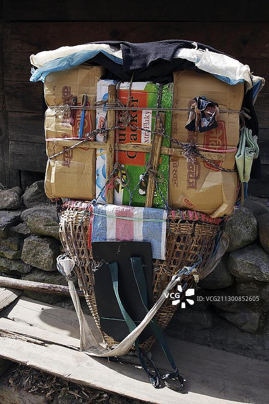 尼泊尔萨加玛塔国家公园夏尔巴人背着篮子图片素材