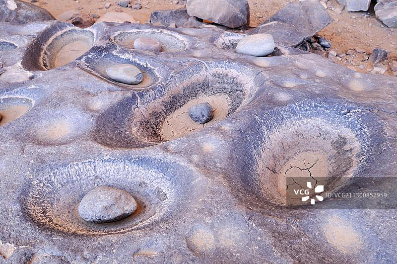 研磨颜料或谷物的孔，塔西特高原，塔西利阿杰尔国家公园，联合国教科文组织世界遗产，伊利齐省，阿尔及利亚，撒哈拉，北非，非洲图片素材