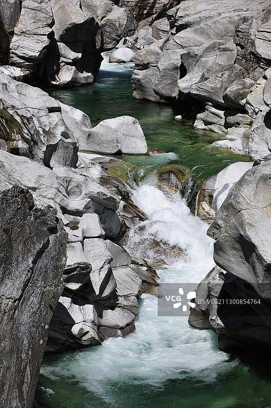 流经瑞士提契诺州韦尔扎斯卡河谷的韦尔扎斯卡河图片素材