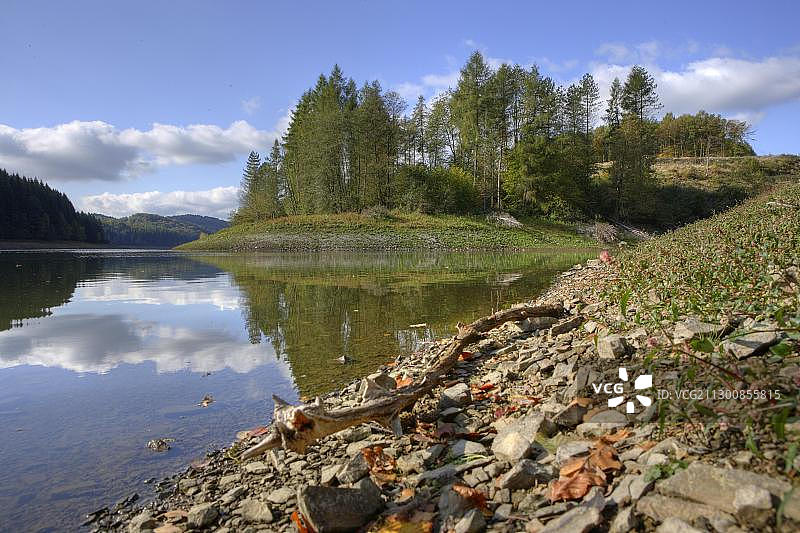 石头、巨石、湖泊、森林，德国北莱茵-威斯特法伦图片素材