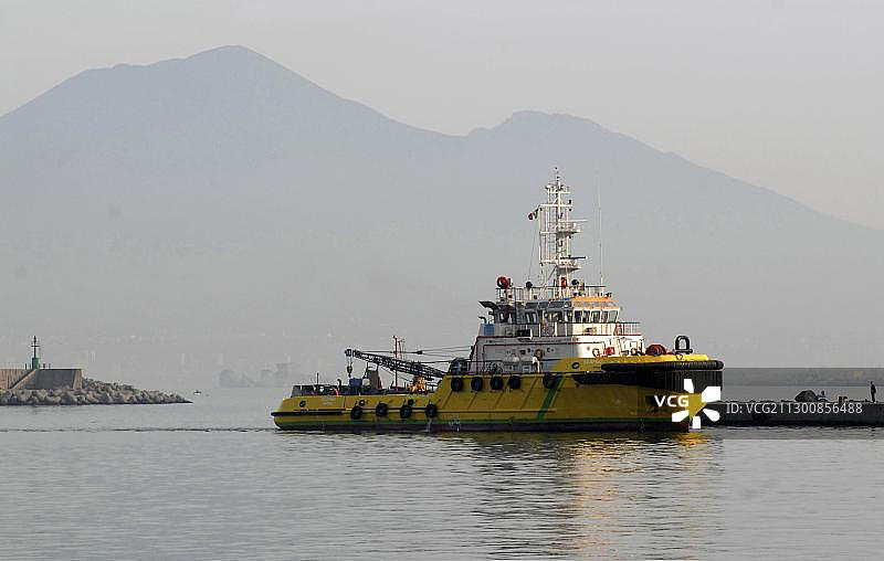 那不勒斯湾的拖船和维苏威火山，意大利，欧洲图片素材
