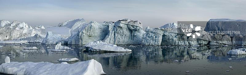 格陵兰岛迪斯科湾午夜阳光下的冰山图片素材