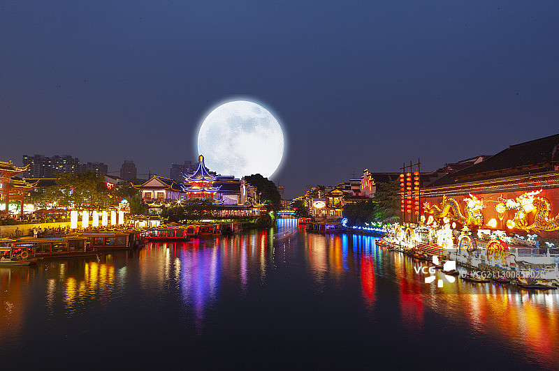中秋节的夜晚一轮明月照亮了南京秦淮河图片素材