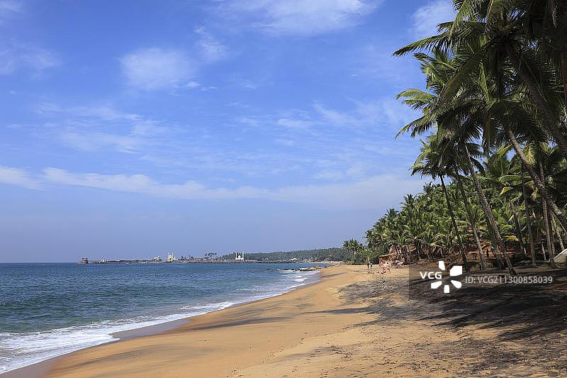 印度喀拉拉邦马拉巴尔海岸维日尼扬以南的沙滩图片素材