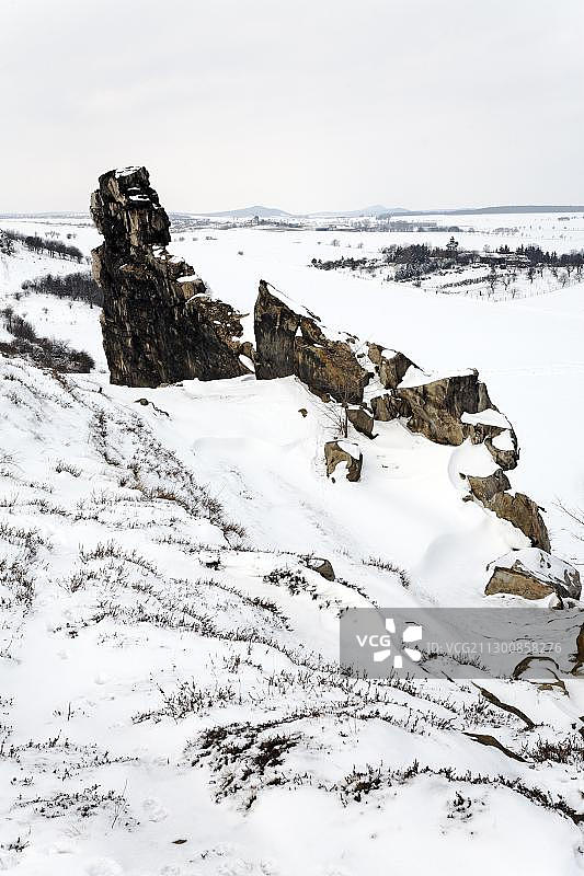 德国哈茨山区韦德斯莱本的奇特岩石和雪景图片素材