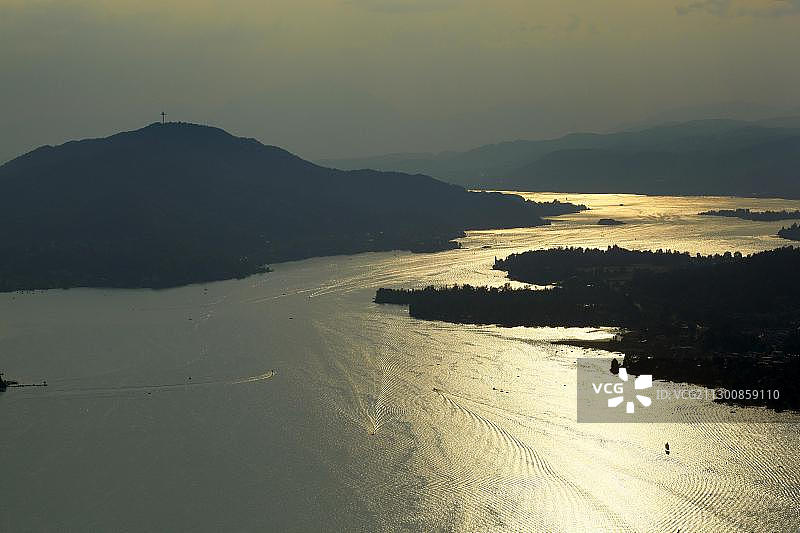 韦尔特湖的傍晚景色，欧洲奥地利克恩顿州图片素材