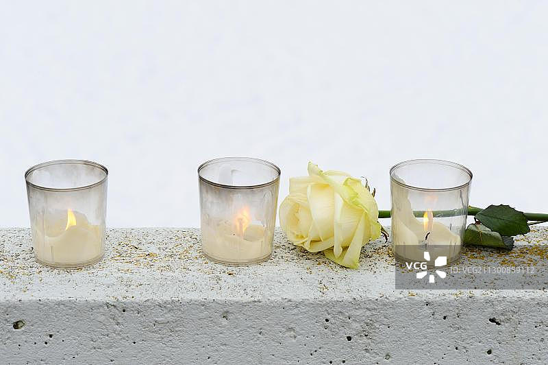 德国温嫩登-文德林根校园枪击案一周年纪念：蜡烛与玫瑰图片素材