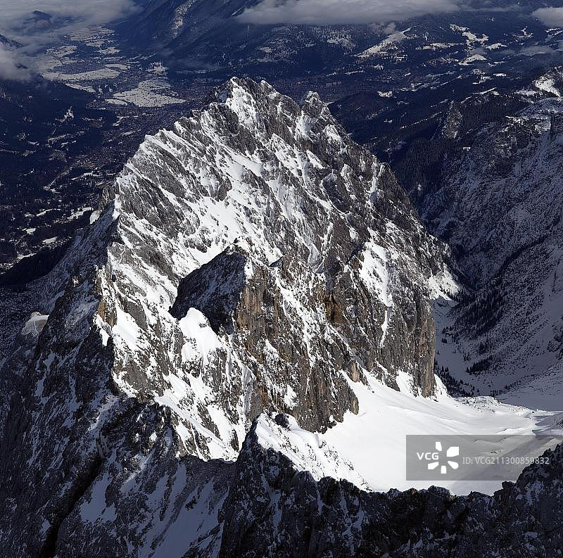 冬季楚格峰山峰一角，位于德国巴伐利亚州韦特施泰因山脉图片素材
