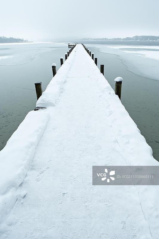 冬季德国巴伐利亚沃尔特湖的码头图片素材
