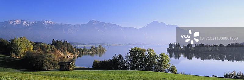 德国巴伐利亚州福根湖：远眺坦海姆阿尔卑斯山图片素材