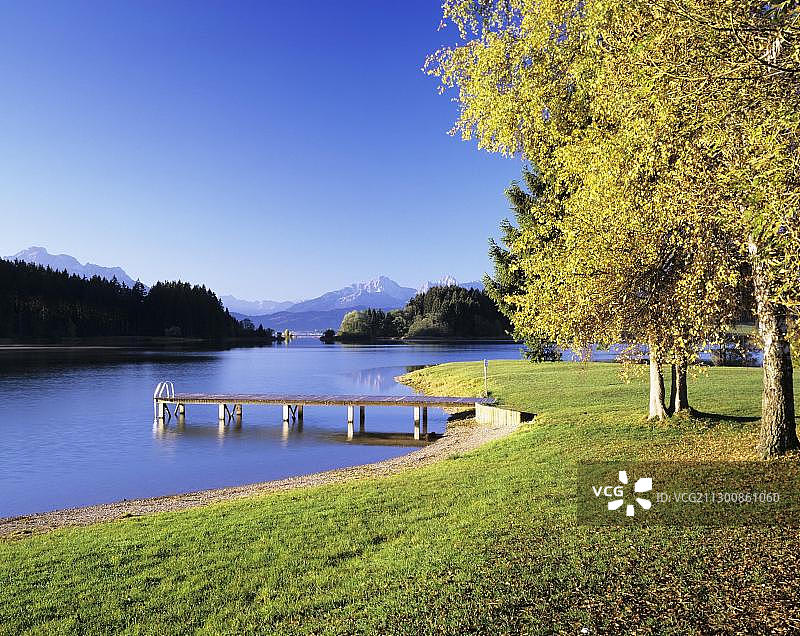 德国巴伐利亚州奥斯塔尔高地区福根湖秋季码头图片素材